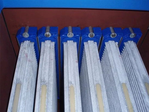 简要描述塑烧板除尘器的优势是什么？